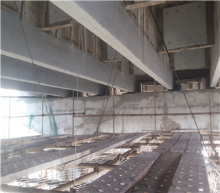 楼板贯穿裂缝采用碳纤维加固处理方案